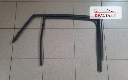 Pravé zadní těsnění dveří 6V6839431L